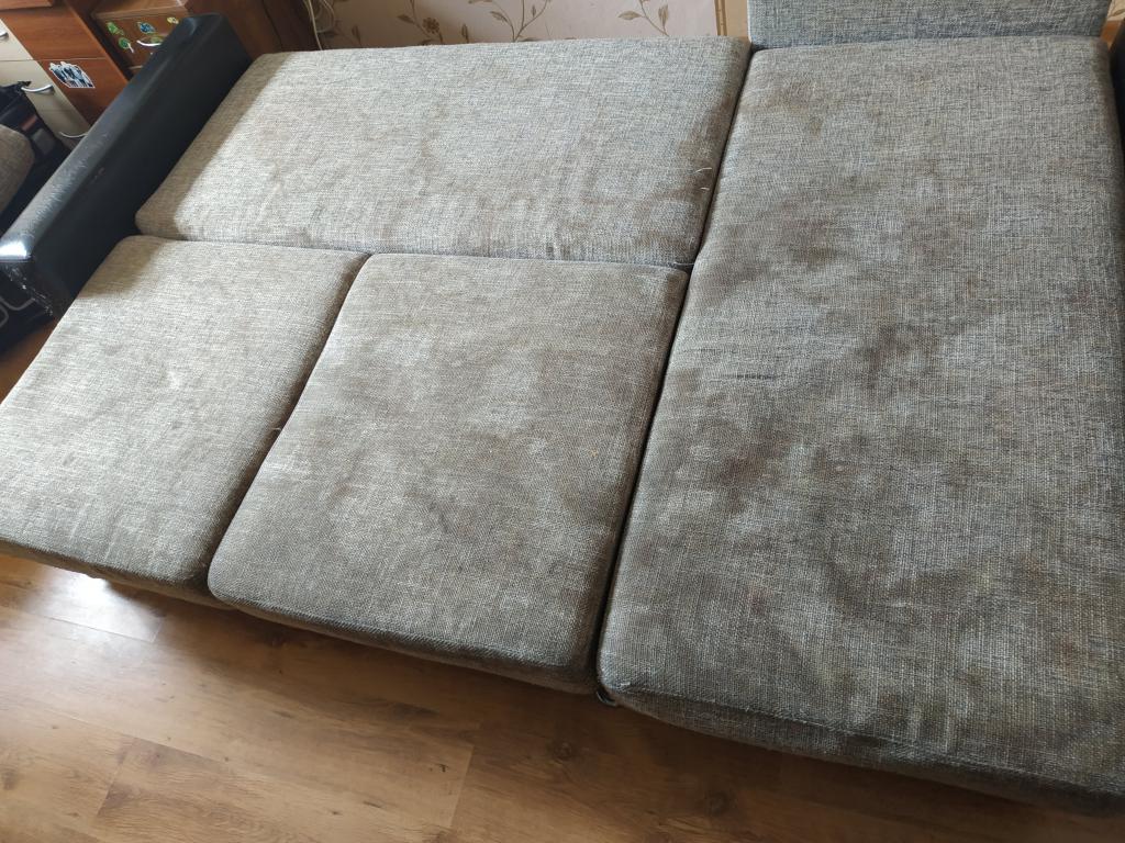 грязный диван